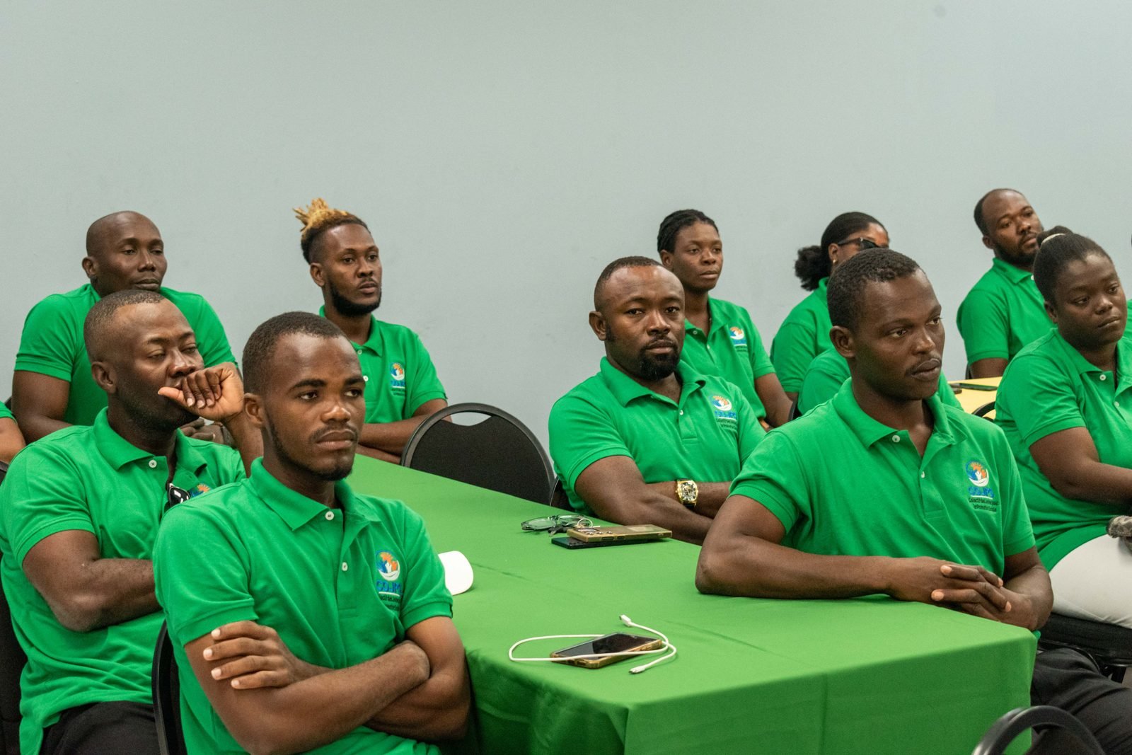 Jeunes participants attentifs pendant une formation